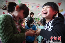 立夏：民间流行斗蛋游戏 系五色丝线辟邪