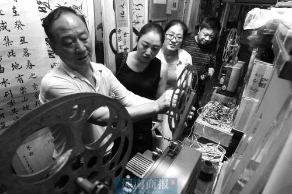 老人收藏几十万藏品堆满房间 花光所有积蓄