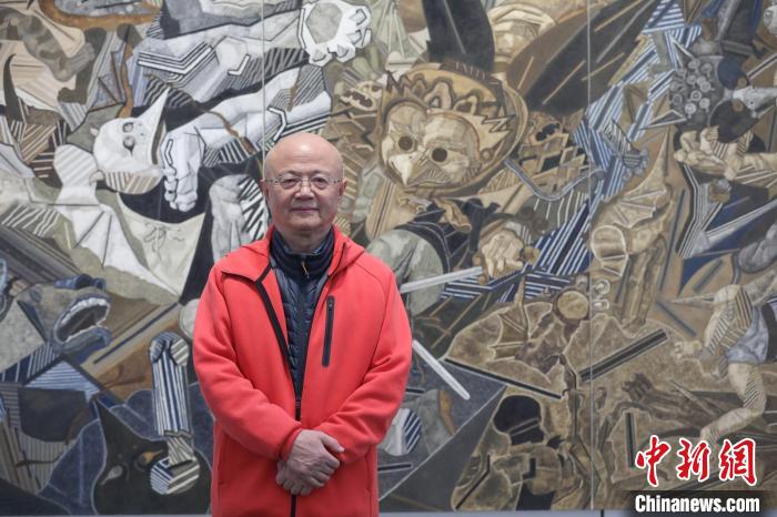 图为曹力与展出的艺术作品合影。 瞿宏伦 摄 图为曹力与展出的艺术作品合影。 瞿宏伦 摄