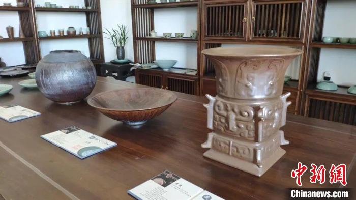 蒋涛的三件青瓷作品。 周彩萍供图 蒋涛的三件青瓷作品。 周彩萍供图