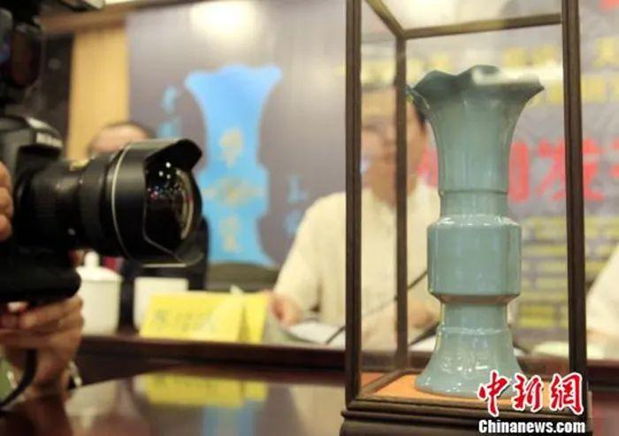 资料图:一件“官”字款天青色花觚柴瓷亮相上海华瓷文化发展研究院上海分院成立大会。潘索菲 摄 资料图:一件“官”字款天青色花觚柴瓷亮相上海华瓷文化发展研究院上海分院成立大会。潘索菲 摄