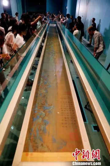 资料图:《千里江山图》徐徐展开 杜洋 摄 资料图:《千里江山图》徐徐展开 杜洋 摄