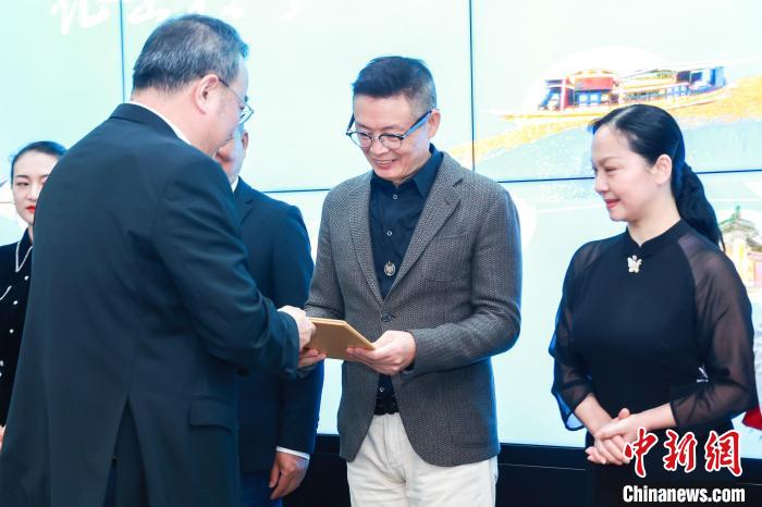 浙江省文化和旅游厅厅长褚子育为著名作家麦家等人颁发“首席体验官”证书 浙江省文化和旅游厅 供图