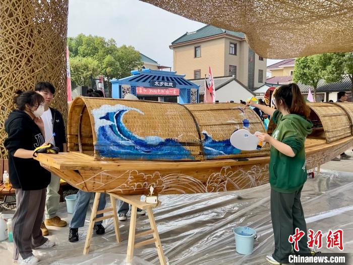 大学生联合彩绘乌篷船 项菁 摄 大学生联合彩绘乌篷船 项菁 摄