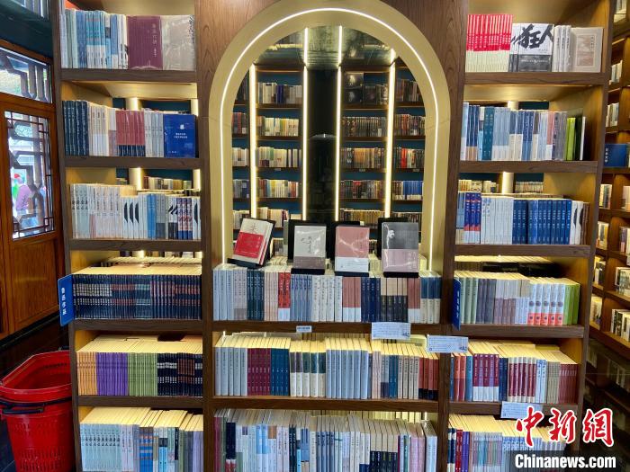 整面书柜摆放了鲁迅文学作品和与鲁迅相关的作品 项菁 摄 整面书柜摆放了鲁迅文学作品和与鲁迅相关的作品 项菁 摄
