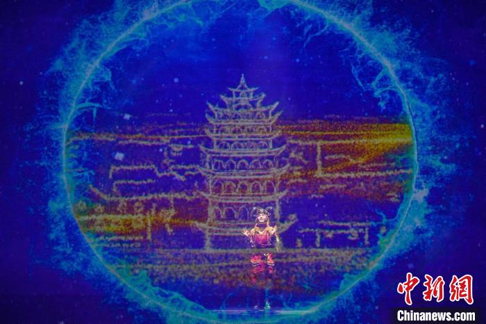 11月5日晚,由中外团队联合制作的亲子音乐舞台剧《敦煌奇妙夜》在天津上演。 <a target='_blank' href='/'>中新社</a>记者 佟郁 摄 11月5日晚,由中外团队联合制作的亲子音乐舞台剧《敦煌奇妙夜》在天津上演。 <a target='_blank' href='/'>中新社</a>记者 佟郁 摄