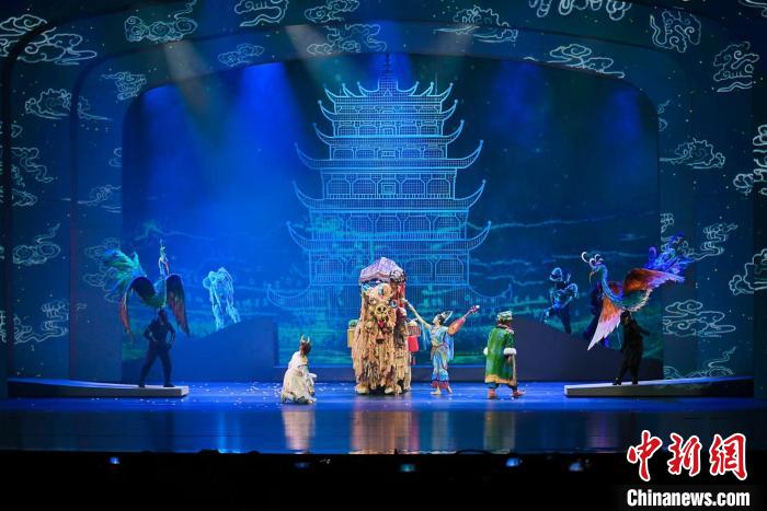 11月5日晚,由中外团队联合制作的亲子音乐舞台剧《敦煌奇妙夜》在天津上演。 <a target='_blank' href='/'>中新社</a>记者 佟郁 摄 11月5日晚,由中外团队联合制作的亲子音乐舞台剧《敦煌奇妙夜》在天津上演。 <a target='_blank' href='/'>中新社</a>记者 佟郁 摄
