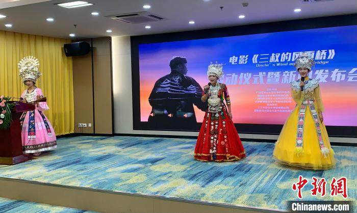启动仪式现场演唱电影主题曲。 冯峰 摄 启动仪式现场演唱电影主题曲。 冯峰 摄