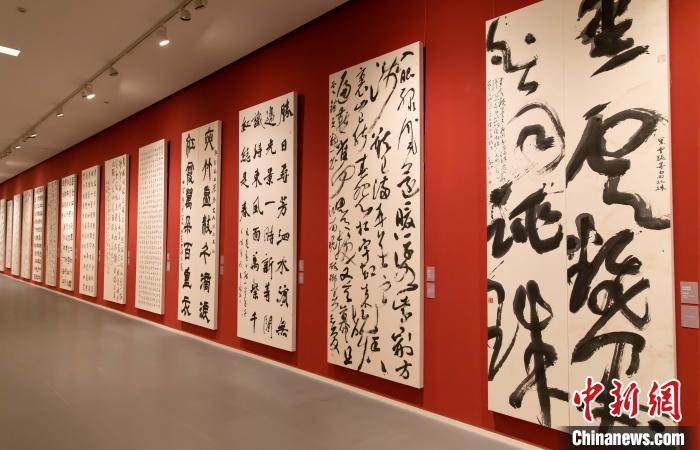 11月6日,“第十三届中国艺术节全国优秀书法篆刻作品展览”在天津美术馆正式开展。 王在御 摄 11月6日,“第十三届中国艺术节全国优秀书法篆刻作品展览”在天津美术馆正式开展。 王在御 摄