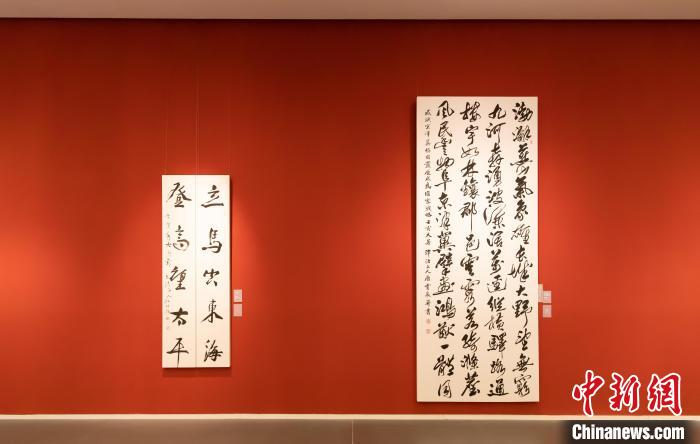 11月6日,“第十三届中国艺术节全国优秀书法篆刻作品展览”在天津美术馆正式开展。 王在御 摄 11月6日,“第十三届中国艺术节全国优秀书法篆刻作品展览”在天津美术馆正式开展。 王在御 摄