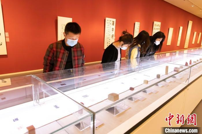 11月6日,“第十三届中国艺术节全国优秀书法篆刻作品展览”在天津美术馆正式开展。 王在御 摄 11月6日,“第十三届中国艺术节全国优秀书法篆刻作品展览”在天津美术馆正式开展。 王在御 摄