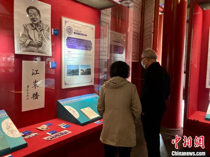 图为游客参观“哲匠文华——罗哲文生平回顾展”。　徐婧 摄