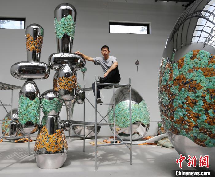当陶瓷与不锈钢相遇当代艺术家创意展现“和合共生”