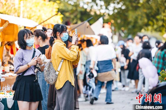 市民游客打卡大运河庙会 杭州市运河集团供图