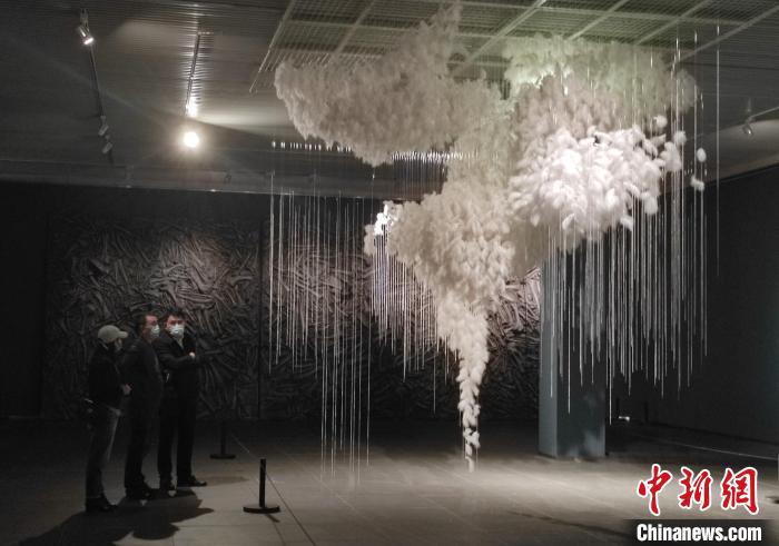 参观者驻足欣赏作品《回风》。 邓霞 摄 参观者驻足欣赏作品《回风》。 邓霞 摄