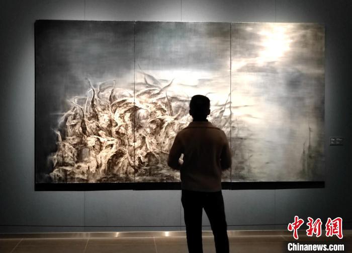 展览汇聚了冯放以“候鸟-鹤”为主题的30余件艺术作品。　邓霞 摄