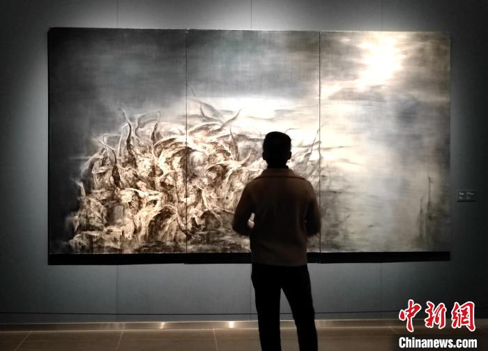 展览汇聚了冯放以“候鸟-鹤”为主题的30余件艺术作品。 邓霞 摄 展览汇聚了冯放以“候鸟-鹤”为主题的30余件艺术作品。 邓霞 摄