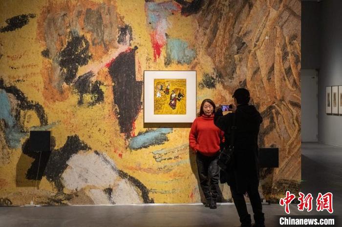 《初踏黄金路》作品前参观者拍照留念。 刘忠俊 摄 《初踏黄金路》作品前参观者拍照留念。 刘忠俊 摄