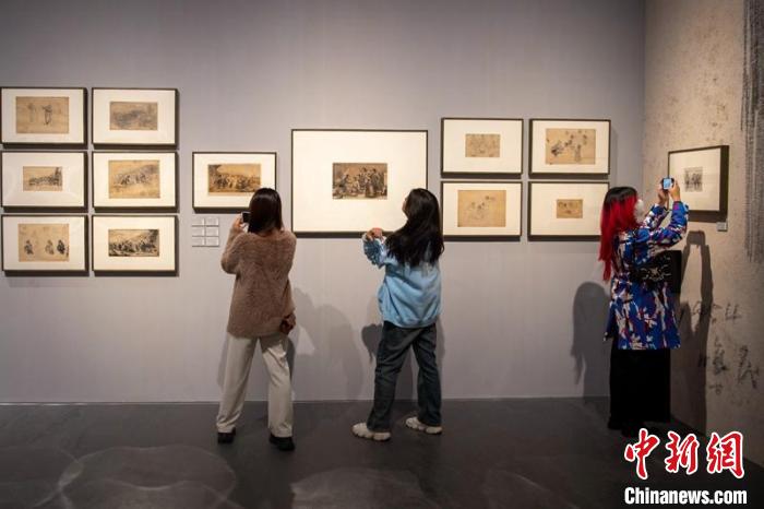 李焕民的作品和手稿吸引参观者。 刘忠俊 摄 李焕民的作品和手稿吸引参观者。 刘忠俊 摄