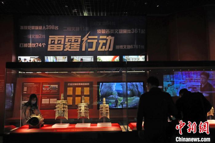 图为展出的西周青铜编钟。 刘占昆 摄 图为展出的西周青铜编钟。 刘占昆 摄