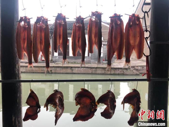 资料图:晒“腊味”。方堃 摄 资料图:晒“腊味”。方堃 摄