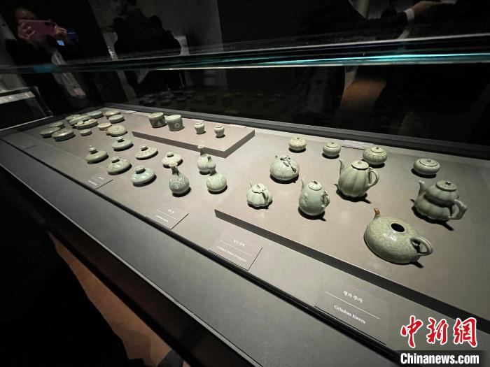 图为当地时间11月22日,韩国国立中央博物馆高丽青瓷陈列馆预展上的展品。 万佳欣 摄 图为当地时间11月22日,韩国国立中央博物馆高丽青瓷陈列馆预展上的展品。 万佳欣 摄