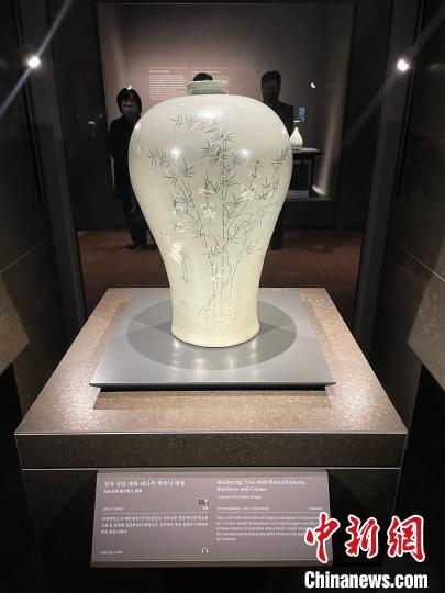 图为当地时间11月22日，韩国国立中央博物馆高丽青瓷陈列馆预展上的展品。　　万佳欣 摄