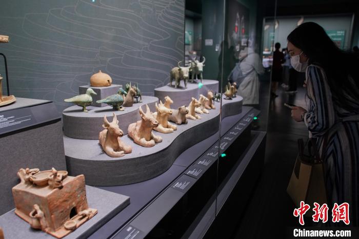 图为参观者在观展。　陈冠言 摄