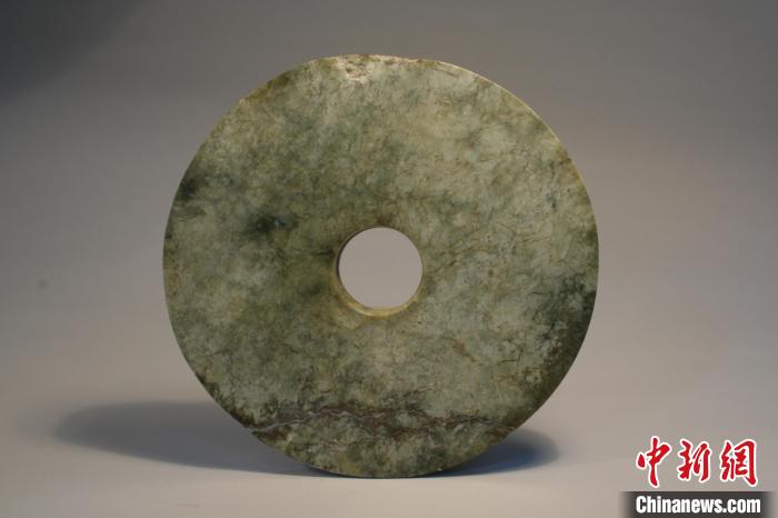 良渚文化刻符玉璧(反面) 良渚博物院供图 良渚文化刻符玉璧(反面) 良渚博物院供图
