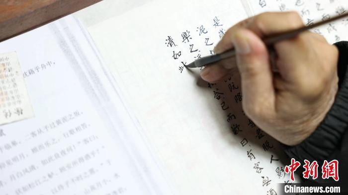 “微书写卷”非遗传承人谢小品正在书写微书。 巨野县融媒体中心供图 “微书写卷”非遗传承人谢小品正在书写微书。 巨野县融媒体中心供图