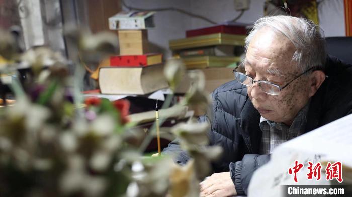 谢小品正在书写微书。 巨野县融媒体中心供图 谢小品正在书写微书。 巨野县融媒体中心供图