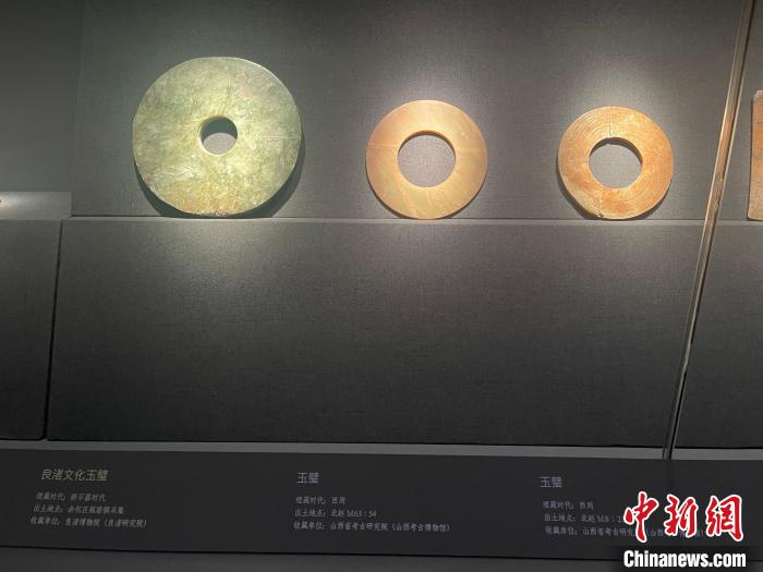 现场展出的玉璧。 童笑雨 摄 现场展出的玉璧。 童笑雨 摄