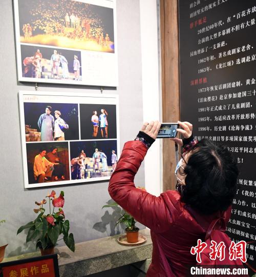 “福建话剧70年”展览吸引一名观众用手机拍照。　记者刘可耕 摄