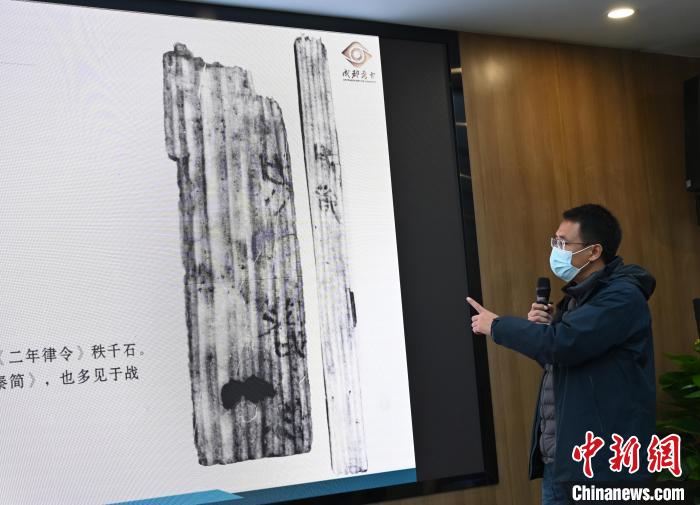 考古工作者正在介绍考古工作成果。 安源 摄 考古工作者正在介绍考古工作成果。 安源 摄