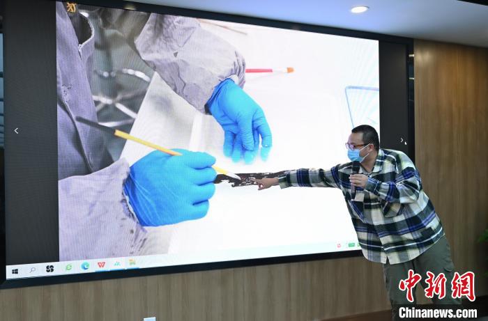 考古工作者正在介绍考古工作成果。 安源 摄 考古工作者正在介绍考古工作成果。 安源 摄