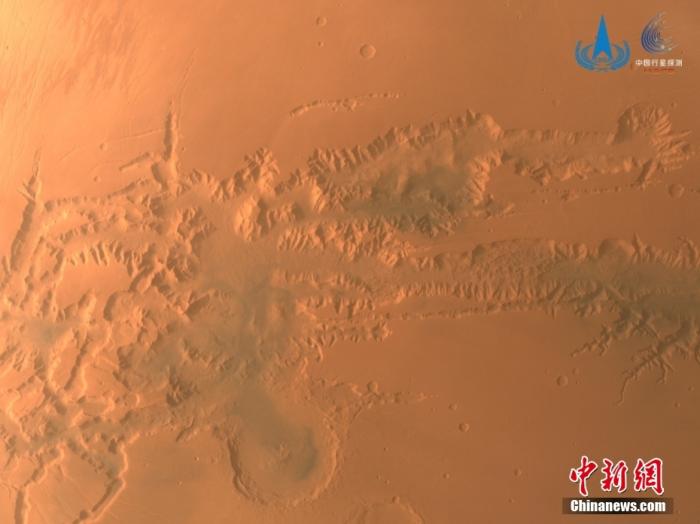资料图:中国国家航天局6月29日公布天问一号探测器近期拍摄的火星影像。图为中分相机拍摄的水手大峡谷西部地貌影像,水手大峡谷东西延伸超过4000千米,南北宽150千米-700千米,最深可达7千米。 <a target='_blank' href='/'>中新社</a>发 中国科学院国家天文台 供图 资料图:中国国家航天局6月29日公布天问一号探测器近期拍摄的火星影像。图为中分相机拍摄的水手大峡谷西部地貌影像,水手大峡谷东西延伸超过4000千米,南北宽150千米-700千米,最深可达7千米。 <a target='_blank' href='/'>中新社</a>发 中国科学院国家天文台 供图