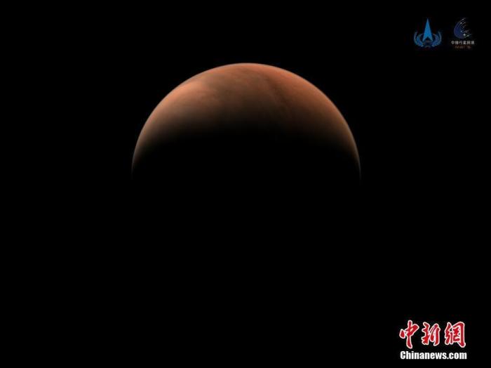 2021年3月26日，中国国家航天局发布2幅由天问一号探测器拍摄的火星南、北半球侧身影像。图像中火星呈“月牙”状，表面纹理清晰。 国家航天局供图