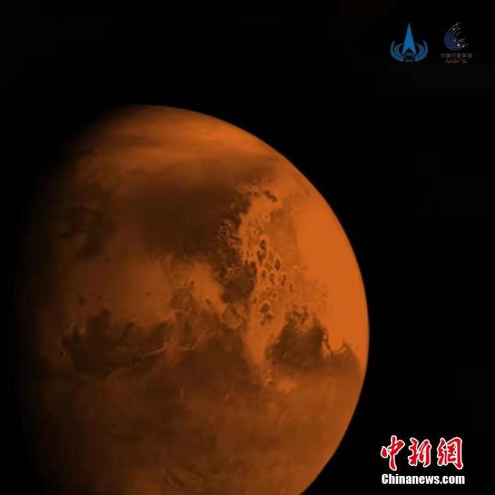 资料图：天问一号拍摄首幅火星图像着色效果图。 国家航天局供图