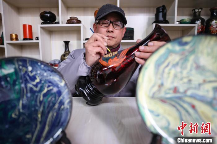 图为高焱的父亲高光友在制作大方漆器花瓶。 瞿宏伦 摄 图为高焱的父亲高光友在制作大方漆器花瓶。 瞿宏伦 摄