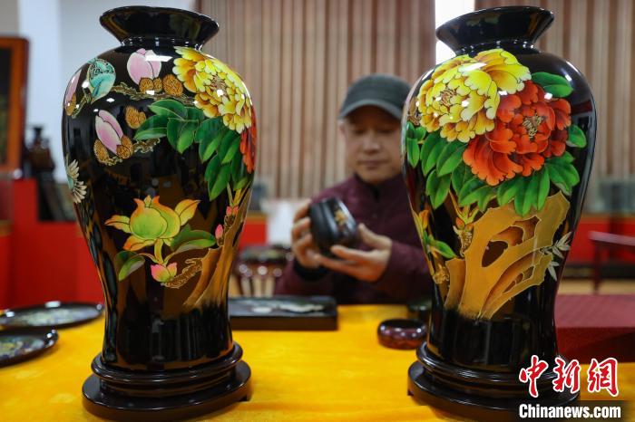 图为高焱的父亲高光友在制作大方漆器的花瓶。 瞿宏伦 摄 图为高焱的父亲高光友在制作大方漆器的花瓶。 瞿宏伦 摄