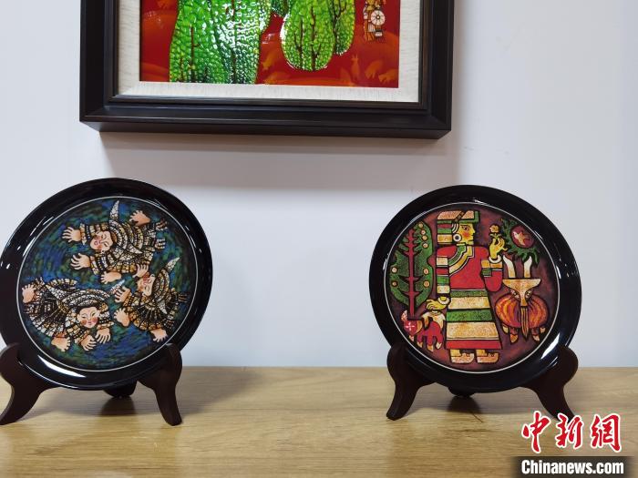 图为大方漆器的盘摆件。 周燕玲 摄 图为大方漆器的盘摆件。 周燕玲 摄
