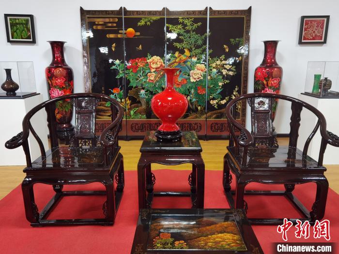 图为大方漆器的屏风、花瓶以及椅子。 周燕玲 摄 图为大方漆器的屏风、花瓶以及椅子。 周燕玲 摄