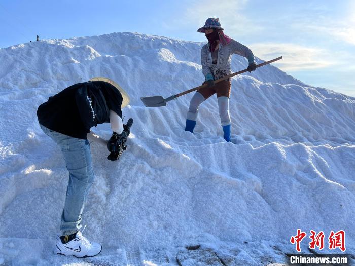 节目组拍摄莆田盐山。　福建省广播影视集团卫视中心供图