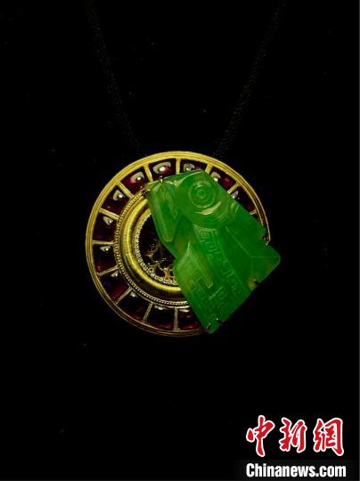 金奖作品:珠宝首饰《紫气东来》——滕远胜 文博会组委会 供图 金奖作品:珠宝首饰《紫气东来》——滕远胜 文博会组委会 供图