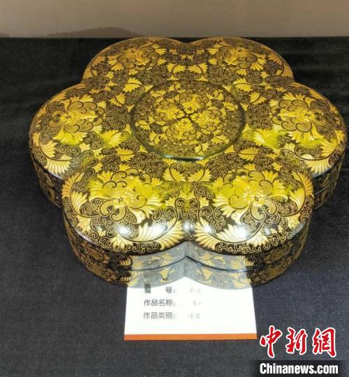 银奖作品:《脱胎描金漆器梅花捧盒》——梁文海、周振业 文博会组委会 供图 银奖作品:《脱胎描金漆器梅花捧盒》——梁文海、周振业 文博会组委会 供图