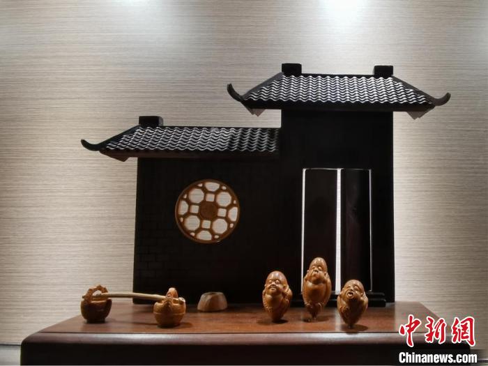 银奖作品:核雕《寓言故事三个和尚挑水吃》——沈浩 文博会组委会 供图 银奖作品:核雕《寓言故事三个和尚挑水吃》——沈浩 文博会组委会 供图