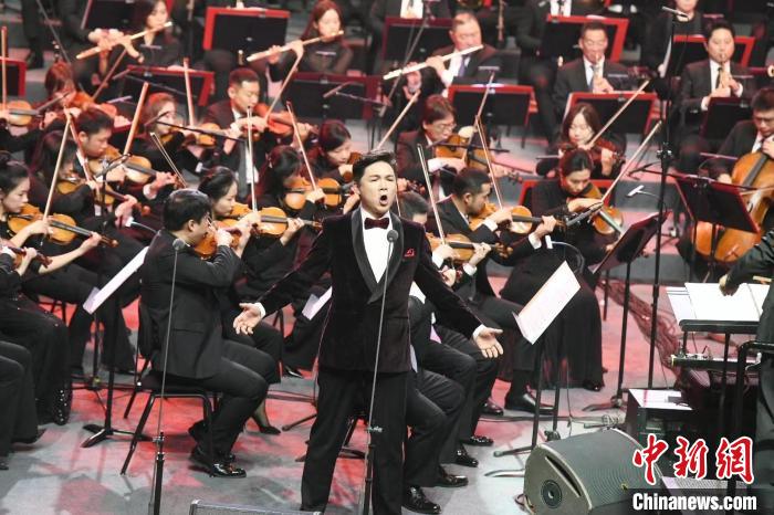 音乐会由著名指挥家余隆执棒,中国爱乐乐团、长沙交响乐团联袂演奏,王传越、么红等歌唱家倾情演绎。 杨华峰 摄 音乐会由著名指挥家余隆执棒,中国爱乐乐团、长沙交响乐团联袂演奏,王传越、么红等歌唱家倾情演绎。 杨华峰 摄