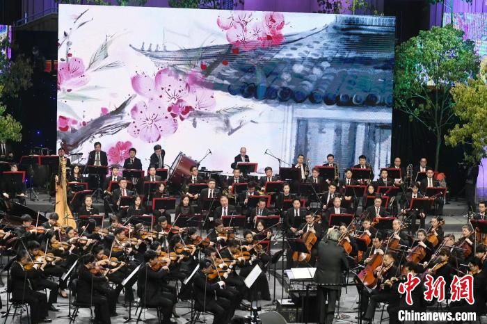在舞台的岳麓书院造景中,音乐与荧幕播放的视频场景相配合,交响浑厚融合湖湘底蕴。 杨华峰 摄 在舞台的岳麓书院造景中,音乐与荧幕播放的视频场景相配合,交响浑厚融合湖湘底蕴。 杨华峰 摄