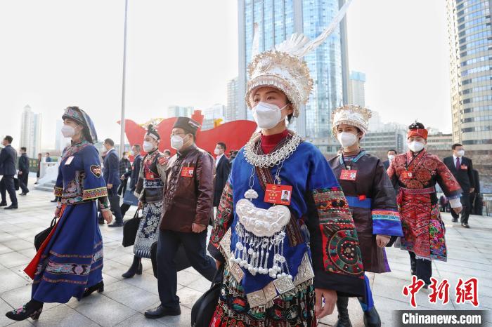 图为代表委员身穿民族服饰参加贵州省两会。 瞿宏伦 摄 图为代表委员身穿民族服饰参加贵州省两会。 瞿宏伦 摄