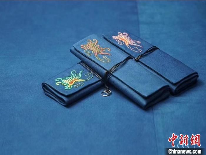 资料图:贵州非遗马尾绣文创产品。 周燕玲 摄 资料图:贵州非遗马尾绣文创产品。 周燕玲 摄